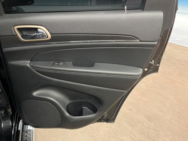 ジープ・グランドチェロキー リミテッド　純正ナビ　フルセグ　フロント・サイド・バックカメラ　エアサスペンション　パークアシスト　黒革シート　シートヒーター　パワーシート　パワーバックドア　オートハイビーム　フォグライト　オートエアコン（37枚目）