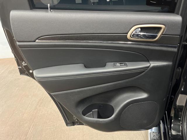 ジープ・グランドチェロキー リミテッド　純正ナビ　フルセグ　フロント・サイド・バックカメラ　エアサスペンション　パークアシスト　黒革シート　シートヒーター　パワーシート　パワーバックドア　オートハイビーム　フォグライト　オートエアコン（38枚目）