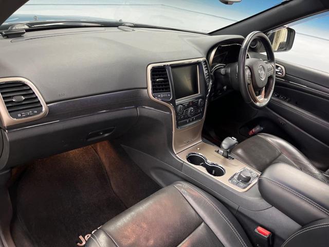 ジープ・グランドチェロキー リミテッド　純正ナビ　フルセグ　フロント・サイド・バックカメラ　エアサスペンション　パークアシスト　黒革シート　シートヒーター　パワーシート　パワーバックドア　オートハイビーム　フォグライト　オートエアコン（39枚目）