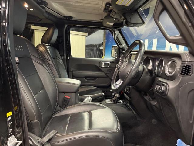 ジープ・ラングラーアンリミテッド サハラ　純正ナビ　フルセグ　バックカメラ　アダプティブクルーズコントロール　ブラインドスポットアシスト　黒革シート　シートヒーター　ＬＥＤヘッドライト　ＬＥＤフォグライト　オートハイビーム　スマートエントリー（9枚目）