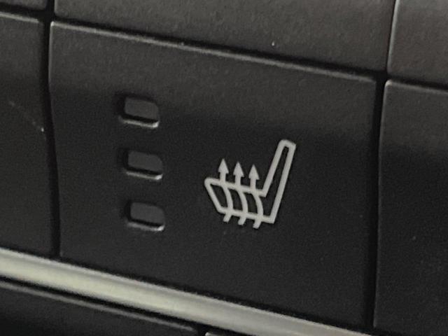 ジープ・ラングラーアンリミテッド サハラ　純正ナビ　Ａｐｐｌｅｃａｒｐｌａｙ　フルセグ　フロント・サイド・バックカメラ　アダプティブクルーズコントロール　ブラインドスポットアシスト　黒革シート　シートヒーター　デュアルオートエアコン　ＥＴＣ（7枚目）