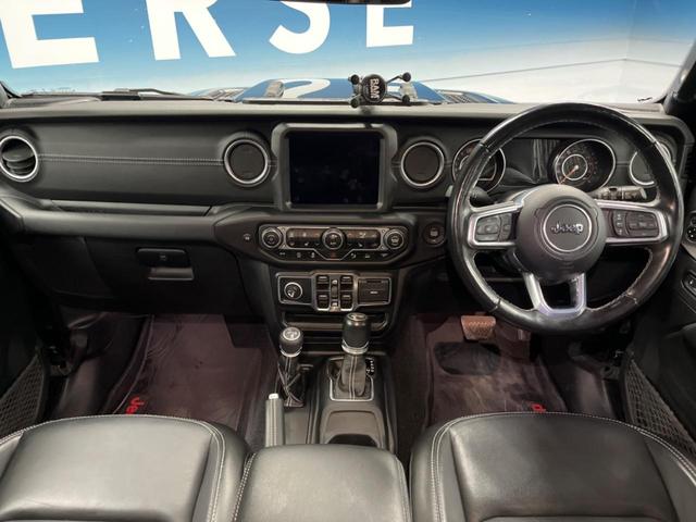 ジープ・ラングラーアンリミテッド サハラ　純正ナビ　フルセグ　Ａｐｐｌｅｃａｒｐｌａｙ　フロント・サイド・バックカメラ　アダプティブクルーズコントロール　パークセンサー　黒革シート　シートヒーター　ＬＥＤヘッドライト　ＬＥＤフォグライト（2枚目）