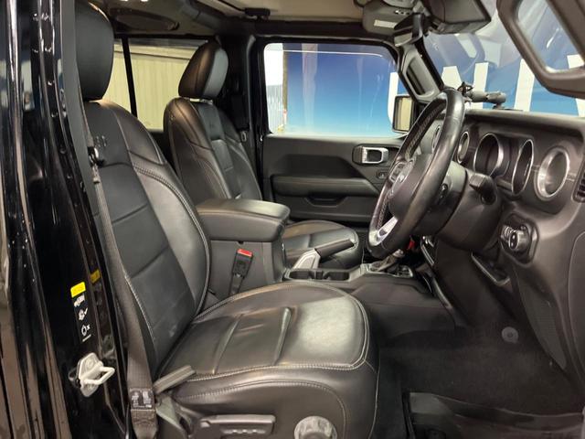 ジープ・ラングラーアンリミテッド サハラ　純正ナビ　フルセグ　Ａｐｐｌｅｃａｒｐｌａｙ　フロント・サイド・バックカメラ　アダプティブクルーズコントロール　パークセンサー　黒革シート　シートヒーター　ＬＥＤヘッドライト　ＬＥＤフォグライト（10枚目）