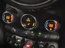 ＭＩＮＩ クーパーＳ　５ドア　純正ナビ　ＬＥＤヘッドライト　ＬＥＤフォグライト　デュアルオートエアコン　純正１６インチアルミホイール　Ｂｌｕｅｔｏｏｔｈ　ＥＴＣ　禁煙車　盗難防止装置　アイドリングストップ　横滑防止装置（6枚目）