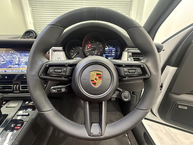 �X�|�[�c�J�[�炵����]�v�𒆉��ɒu�������F���̍������[�^�[�ށB�����͂T�C�O�Q�O�����ł��B