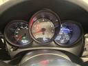 スポーツカーらしく回転計を中央に置いた視認性の高いメーター類。距離はkmです。