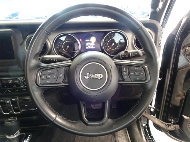 ジープ・ラングラーアンリミテッド ウィリス　アダプティブクルーズコントロール　Ｂｌｕｅｔｏｏｔｈ　ＡｐｐｌｅＣａｒＰｌａｙ　フロントカメラ　サイドカメラ　バックカメラ　純正１７インチアルミホイール　ＥＴＣ　認定中古車保証付き（22枚目）