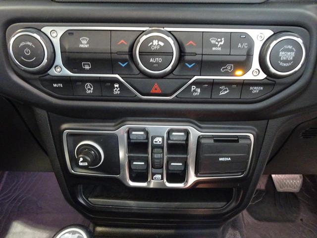 ジープ・ラングラーアンリミテッド ウィリス　アダプティブクルーズコントロール　Ｂｌｕｅｔｏｏｔｈ　ＡｐｐｌｅＣａｒＰｌａｙ　フロントカメラ　サイドカメラ　バックカメラ　純正１７インチアルミホイール　ＥＴＣ　認定中古車保証付き（36枚目）
