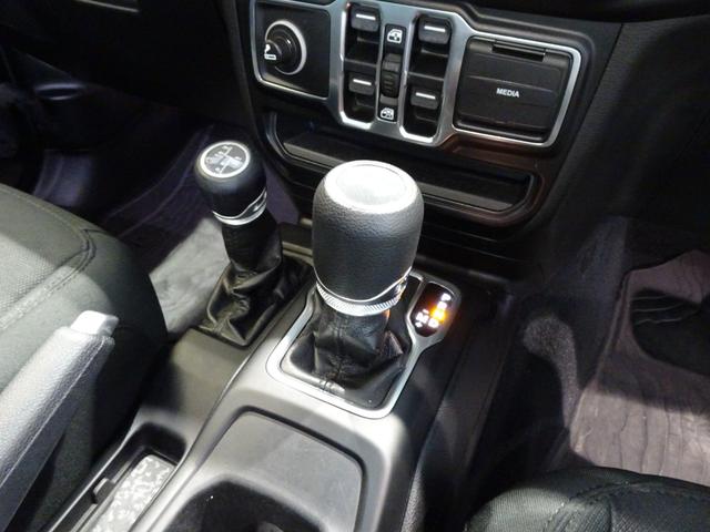 ジープ・ラングラーアンリミテッド ウィリス　アダプティブクルーズコントロール　Ｂｌｕｅｔｏｏｔｈ　ＡｐｐｌｅＣａｒＰｌａｙ　フロントカメラ　サイドカメラ　バックカメラ　純正１７インチアルミホイール　ＥＴＣ　認定中古車保証付き（37枚目）