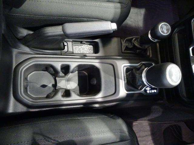 ジープ・ラングラーアンリミテッド ウィリス　アダプティブクルーズコントロール　Ｂｌｕｅｔｏｏｔｈ　ＡｐｐｌｅＣａｒＰｌａｙ　フロントカメラ　サイドカメラ　バックカメラ　純正１７インチアルミホイール　ＥＴＣ　認定中古車保証付き（38枚目）
