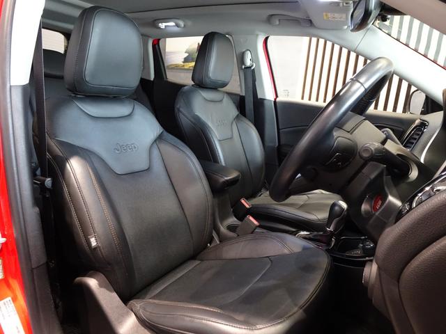 ブラックレザーシートがラグジュアリー感を演出し天井のクリアランスも十分です