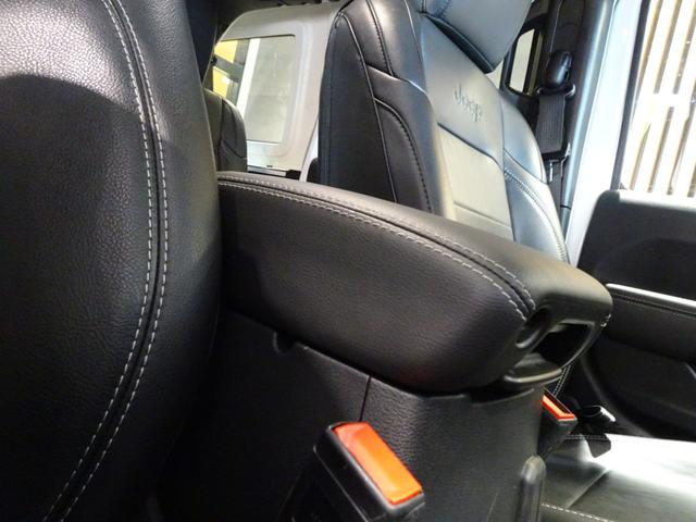 ジープ・ラングラーアンリミテッド ワンオーナー 黒革シ-ト LEDライト Bカメラ Bluetooth純正ナビ 前後ドラレコ AppleCarPlay ナビ フルセグTV レーダーブレーキ BMS Bカメラ ETC 純正アルミ(45枚目)