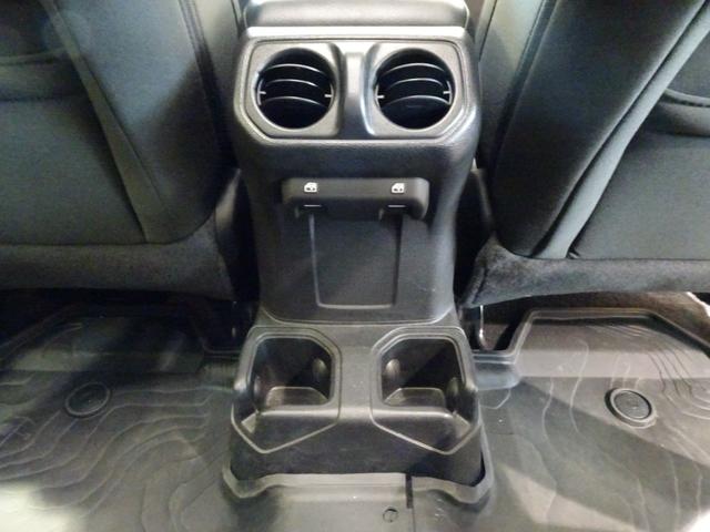 ジープ・ラングラーアンリミテッド アイランダー 限定車/3600CC/CarPlay/Bluetooth/Bカメラ/フロント・リアカメラ/前後障害物センサー/LEDヘッドライト/ETC/純正17インチAW(20枚目)