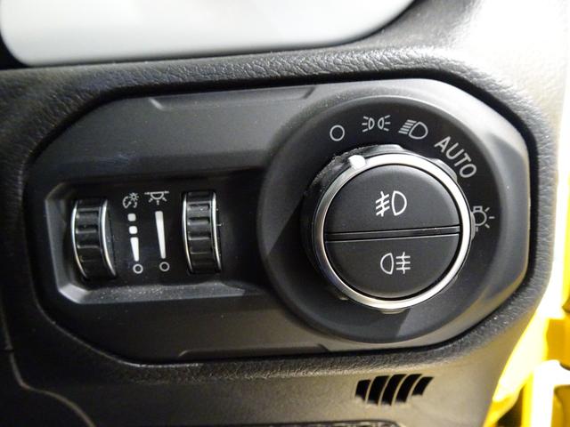 ジープ・ラングラーアンリミテッド アイランダー 限定車/3600CC/CarPlay/Bluetooth/Bカメラ/フロント・リアカメラ/前後障害物センサー/LEDヘッドライト/ETC/純正17インチAW(32枚目)