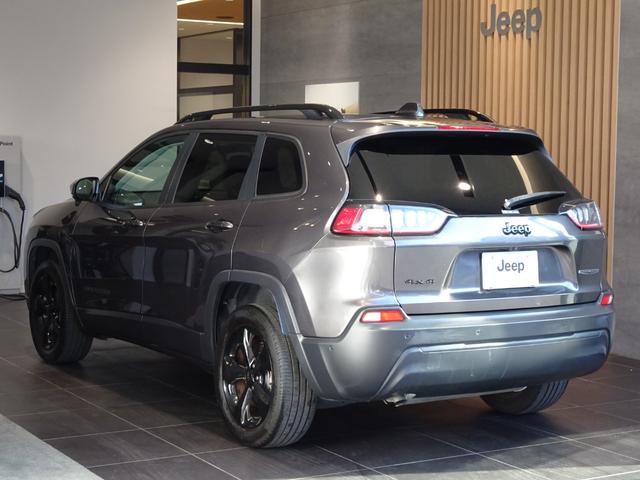 ジープ・チェロキー ナイトイーグル 限定車 フルセグナビ LED ACC 衝突軽減B カープレイ バックカメラ レーンセンス 電動サイドB ETC 自動駐車 バックソナー スマートキー 純正18インチAW(5枚目)