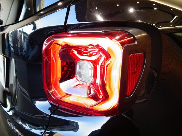 ジープ・レネゲード 　ワンオーナー　黒革シート　シートヒーター　前後ドラレコ　　衝突軽減ブレーキ　アダプティブクルーズコントロール　ＢＭＳ　ＥＴＣ　純正ナビ　ＡｐｐｌｅＣａｒＰｌａｙ　Ｂカメラ　フルセグＴＶ（13枚目）