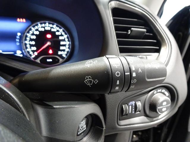 ジープ・レネゲード 　ワンオーナー　黒革シート　シートヒーター　前後ドラレコ　　衝突軽減ブレーキ　アダプティブクルーズコントロール　ＢＭＳ　ＥＴＣ　純正ナビ　ＡｐｐｌｅＣａｒＰｌａｙ　Ｂカメラ　フルセグＴＶ（29枚目）