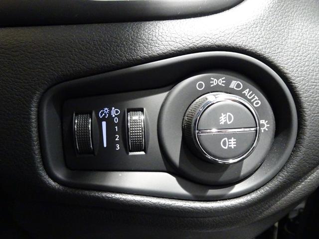 ジープ・レネゲード 　ワンオーナー　黒革シート　シートヒーター　前後ドラレコ　　衝突軽減ブレーキ　アダプティブクルーズコントロール　ＢＭＳ　ＥＴＣ　純正ナビ　ＡｐｐｌｅＣａｒＰｌａｙ　Ｂカメラ　フルセグＴＶ（33枚目）