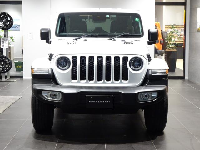 ジープ・ラングラーアンリミテッド 　ワンオーナー　黒革シ－ト　ＬＥＤライト　Ｂカメラ　Ｂｌｕｅｔｏｏｔｈ純正ナビ　　ＡｐｐｌｅＣａｒＰｌａｙ　ナビ　フルセグＴＶ　前面衝突警報　ＢＳＭ　　ＥＴＣ　　（ブライトホワイトクリアコート）（3枚目）