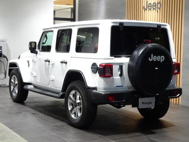 ジープ・ラングラーアンリミテッド 　ワンオーナー　黒革シ－ト　ＬＥＤライト　Ｂカメラ　Ｂｌｕｅｔｏｏｔｈ純正ナビ　　ＡｐｐｌｅＣａｒＰｌａｙ　ナビ　フルセグＴＶ　前面衝突警報　ＢＳＭ　　ＥＴＣ　　（ブライトホワイトクリアコート）（5枚目）