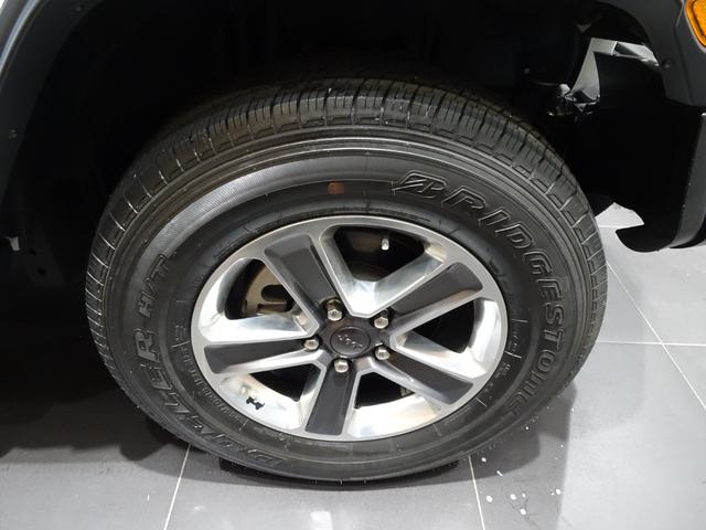 ジープ・ラングラーアンリミテッド 　ワンオーナー　黒革シ－ト　ＬＥＤライト　Ｂカメラ　Ｂｌｕｅｔｏｏｔｈ純正ナビ　　ＡｐｐｌｅＣａｒＰｌａｙ　ナビ　フルセグＴＶ　前面衝突警報　ＢＳＭ　　ＥＴＣ　　（ブライトホワイトクリアコート）（8枚目）