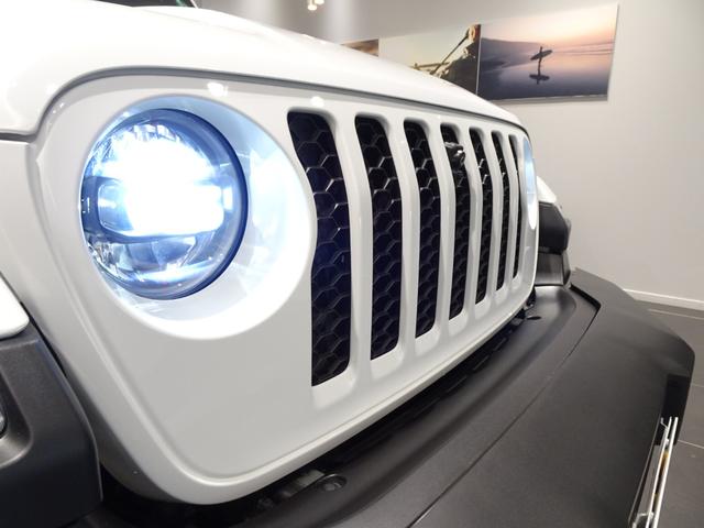 ジープ・ラングラーアンリミテッド 　ワンオーナー　黒革シ－ト　ＬＥＤライト　Ｂカメラ　Ｂｌｕｅｔｏｏｔｈ純正ナビ　　ＡｐｐｌｅＣａｒＰｌａｙ　ナビ　フルセグＴＶ　前面衝突警報　ＢＳＭ　　ＥＴＣ　　（ブライトホワイトクリアコート）（10枚目）