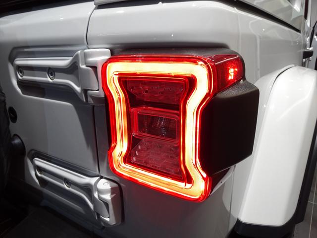ジープ・ラングラーアンリミテッド 　ワンオーナー　黒革シ－ト　ＬＥＤライト　Ｂカメラ　Ｂｌｕｅｔｏｏｔｈ純正ナビ　　ＡｐｐｌｅＣａｒＰｌａｙ　ナビ　フルセグＴＶ　前面衝突警報　ＢＳＭ　　ＥＴＣ　　（ブライトホワイトクリアコート）（13枚目）