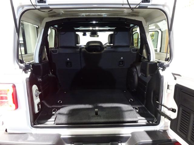 ジープ・ラングラーアンリミテッド 　ワンオーナー　黒革シ－ト　ＬＥＤライト　Ｂカメラ　Ｂｌｕｅｔｏｏｔｈ純正ナビ　　ＡｐｐｌｅＣａｒＰｌａｙ　ナビ　フルセグＴＶ　前面衝突警報　ＢＳＭ　　ＥＴＣ　　（ブライトホワイトクリアコート）（14枚目）