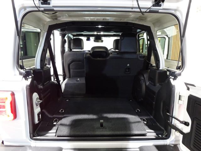 ジープ・ラングラーアンリミテッド 　ワンオーナー　黒革シ－ト　ＬＥＤライト　Ｂカメラ　Ｂｌｕｅｔｏｏｔｈ純正ナビ　　ＡｐｐｌｅＣａｒＰｌａｙ　ナビ　フルセグＴＶ　前面衝突警報　ＢＳＭ　　ＥＴＣ　　（ブライトホワイトクリアコート）（15枚目）