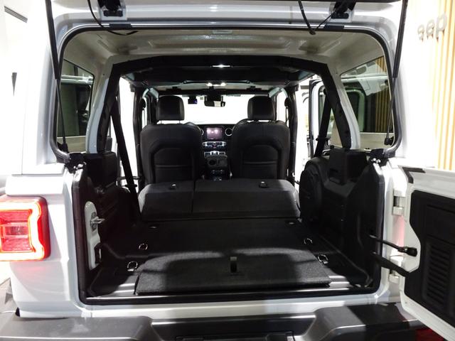 ジープ・ラングラーアンリミテッド 　ワンオーナー　黒革シ－ト　ＬＥＤライト　Ｂカメラ　Ｂｌｕｅｔｏｏｔｈ純正ナビ　　ＡｐｐｌｅＣａｒＰｌａｙ　ナビ　フルセグＴＶ　前面衝突警報　ＢＳＭ　　ＥＴＣ　　（ブライトホワイトクリアコート）（16枚目）