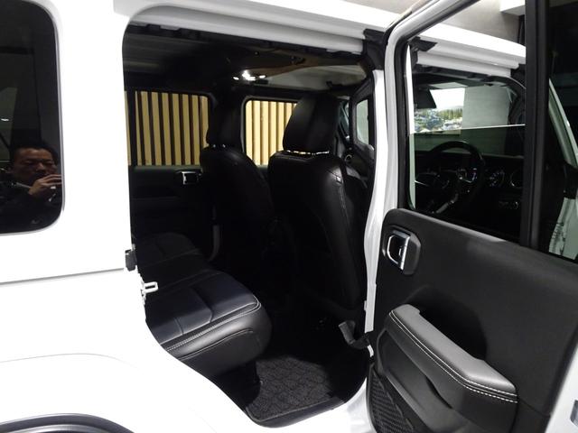 ジープ・ラングラーアンリミテッド 　ワンオーナー　黒革シ－ト　ＬＥＤライト　Ｂカメラ　Ｂｌｕｅｔｏｏｔｈ純正ナビ　　ＡｐｐｌｅＣａｒＰｌａｙ　ナビ　フルセグＴＶ　前面衝突警報　ＢＳＭ　　ＥＴＣ　　（ブライトホワイトクリアコート）（17枚目）