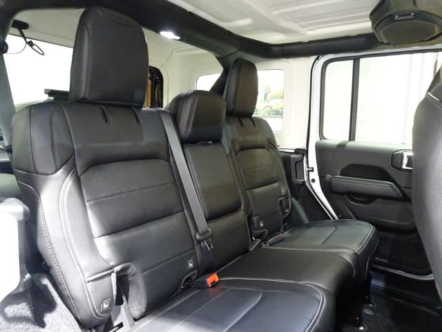 ジープ・ラングラーアンリミテッド 　ワンオーナー　黒革シ－ト　ＬＥＤライト　Ｂカメラ　Ｂｌｕｅｔｏｏｔｈ純正ナビ　　ＡｐｐｌｅＣａｒＰｌａｙ　ナビ　フルセグＴＶ　前面衝突警報　ＢＳＭ　　ＥＴＣ　　（ブライトホワイトクリアコート）（18枚目）