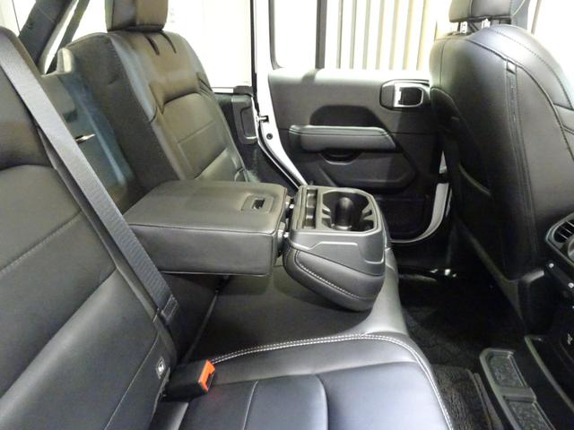 ジープ・ラングラーアンリミテッド 　ワンオーナー　黒革シ－ト　ＬＥＤライト　Ｂカメラ　Ｂｌｕｅｔｏｏｔｈ純正ナビ　　ＡｐｐｌｅＣａｒＰｌａｙ　ナビ　フルセグＴＶ　前面衝突警報　ＢＳＭ　　ＥＴＣ　　（ブライトホワイトクリアコート）（19枚目）