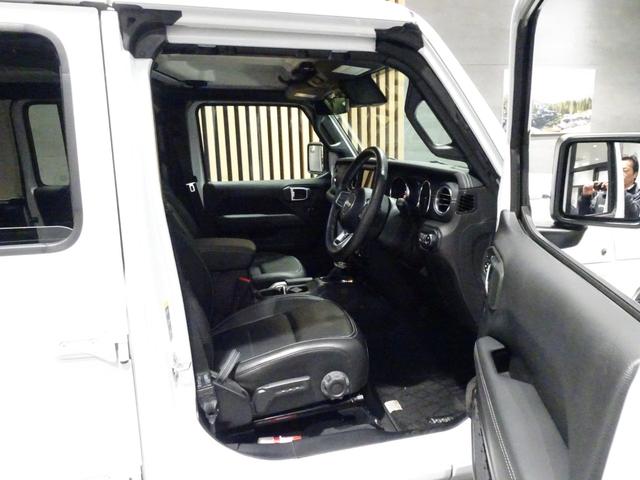 ジープ・ラングラーアンリミテッド 　ワンオーナー　黒革シ－ト　ＬＥＤライト　Ｂカメラ　Ｂｌｕｅｔｏｏｔｈ純正ナビ　　ＡｐｐｌｅＣａｒＰｌａｙ　ナビ　フルセグＴＶ　前面衝突警報　ＢＳＭ　　ＥＴＣ　　（ブライトホワイトクリアコート）（22枚目）