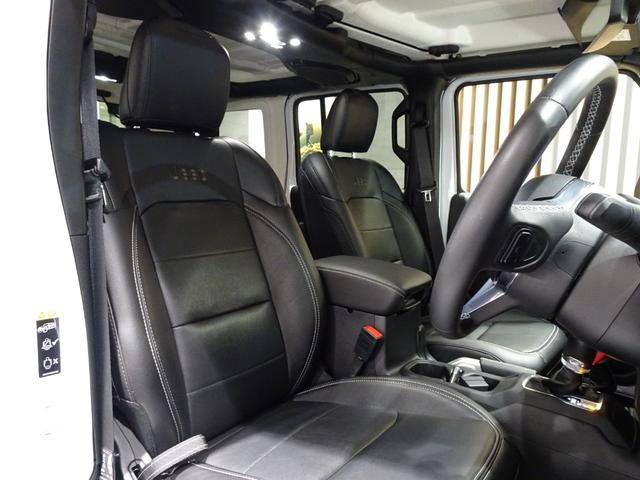 ジープ・ラングラーアンリミテッド 　ワンオーナー　黒革シ－ト　ＬＥＤライト　Ｂカメラ　Ｂｌｕｅｔｏｏｔｈ純正ナビ　　ＡｐｐｌｅＣａｒＰｌａｙ　ナビ　フルセグＴＶ　前面衝突警報　ＢＳＭ　　ＥＴＣ　　（ブライトホワイトクリアコート）（23枚目）