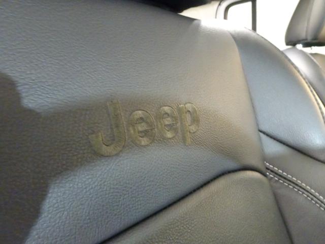 ジープ・ラングラーアンリミテッド 　ワンオーナー　黒革シ－ト　ＬＥＤライト　Ｂカメラ　Ｂｌｕｅｔｏｏｔｈ純正ナビ　　ＡｐｐｌｅＣａｒＰｌａｙ　ナビ　フルセグＴＶ　前面衝突警報　ＢＳＭ　　ＥＴＣ　　（ブライトホワイトクリアコート）（24枚目）