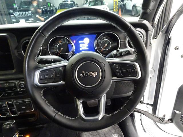 ジープ・ラングラーアンリミテッド 　ワンオーナー　黒革シ－ト　ＬＥＤライト　Ｂカメラ　Ｂｌｕｅｔｏｏｔｈ純正ナビ　　ＡｐｐｌｅＣａｒＰｌａｙ　ナビ　フルセグＴＶ　前面衝突警報　ＢＳＭ　　ＥＴＣ　　（ブライトホワイトクリアコート）（25枚目）