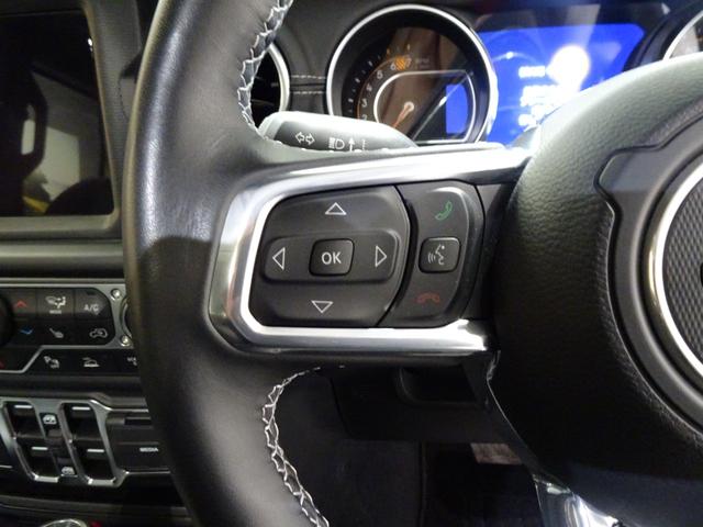 ジープ・ラングラーアンリミテッド 　ワンオーナー　黒革シ－ト　ＬＥＤライト　Ｂカメラ　Ｂｌｕｅｔｏｏｔｈ純正ナビ　　ＡｐｐｌｅＣａｒＰｌａｙ　ナビ　フルセグＴＶ　前面衝突警報　ＢＳＭ　　ＥＴＣ　　（ブライトホワイトクリアコート）（26枚目）