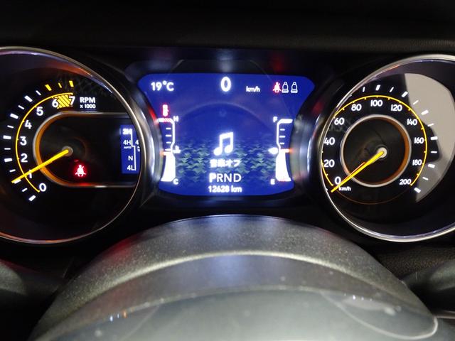 ジープ・ラングラーアンリミテッド 　ワンオーナー　黒革シ－ト　ＬＥＤライト　Ｂカメラ　Ｂｌｕｅｔｏｏｔｈ純正ナビ　　ＡｐｐｌｅＣａｒＰｌａｙ　ナビ　フルセグＴＶ　前面衝突警報　ＢＳＭ　　ＥＴＣ　　（ブライトホワイトクリアコート）（30枚目）