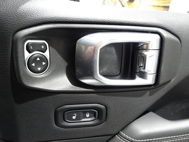 ジープ・ラングラーアンリミテッド 　ワンオーナー　黒革シ－ト　ＬＥＤライト　Ｂカメラ　Ｂｌｕｅｔｏｏｔｈ純正ナビ　　ＡｐｐｌｅＣａｒＰｌａｙ　ナビ　フルセグＴＶ　前面衝突警報　ＢＳＭ　　ＥＴＣ　　（ブライトホワイトクリアコート）（32枚目）