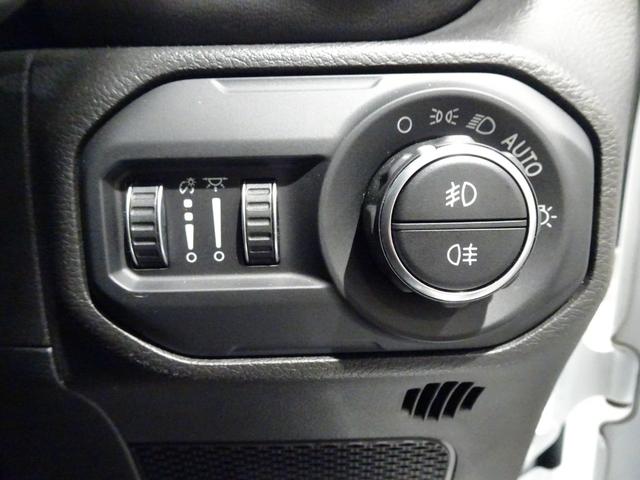ジープ・ラングラーアンリミテッド 　ワンオーナー　黒革シ－ト　ＬＥＤライト　Ｂカメラ　Ｂｌｕｅｔｏｏｔｈ純正ナビ　　ＡｐｐｌｅＣａｒＰｌａｙ　ナビ　フルセグＴＶ　前面衝突警報　ＢＳＭ　　ＥＴＣ　　（ブライトホワイトクリアコート）（33枚目）