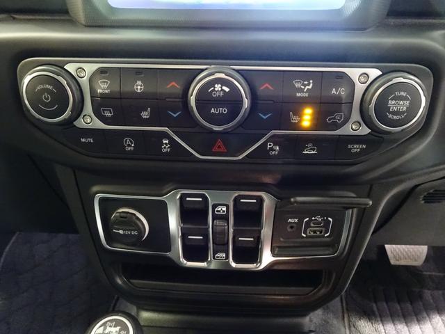 ジープ・ラングラーアンリミテッド 　ワンオーナー　黒革シ－ト　ＬＥＤライト　Ｂカメラ　Ｂｌｕｅｔｏｏｔｈ純正ナビ　　ＡｐｐｌｅＣａｒＰｌａｙ　ナビ　フルセグＴＶ　前面衝突警報　ＢＳＭ　　ＥＴＣ　　（ブライトホワイトクリアコート）（42枚目）