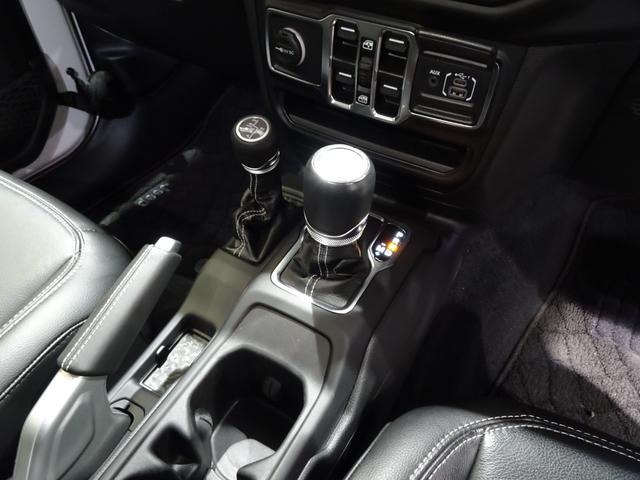 ジープ・ラングラーアンリミテッド 　ワンオーナー　黒革シ－ト　ＬＥＤライト　Ｂカメラ　Ｂｌｕｅｔｏｏｔｈ純正ナビ　　ＡｐｐｌｅＣａｒＰｌａｙ　ナビ　フルセグＴＶ　前面衝突警報　ＢＳＭ　　ＥＴＣ　　（ブライトホワイトクリアコート）（43枚目）