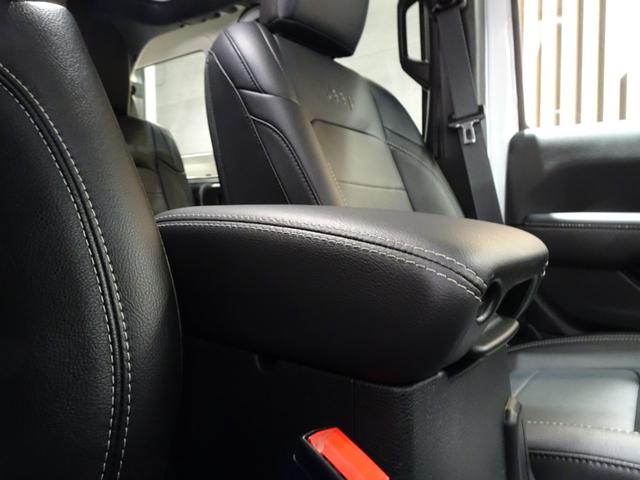ジープ・ラングラーアンリミテッド 　ワンオーナー　黒革シ－ト　ＬＥＤライト　Ｂカメラ　Ｂｌｕｅｔｏｏｔｈ純正ナビ　　ＡｐｐｌｅＣａｒＰｌａｙ　ナビ　フルセグＴＶ　前面衝突警報　ＢＳＭ　　ＥＴＣ　　（ブライトホワイトクリアコート）（45枚目）
