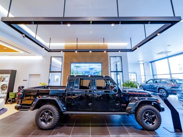 ジープ・ラングラーアンリミテッド 　ワンオーナー　黒革シ－ト　ＬＥＤライト　Ｂカメラ　Ｂｌｕｅｔｏｏｔｈ純正ナビ　　ＡｐｐｌｅＣａｒＰｌａｙ　ナビ　フルセグＴＶ　前面衝突警報　ＢＳＭ　　ＥＴＣ　　（ブライトホワイトクリアコート）（56枚目）