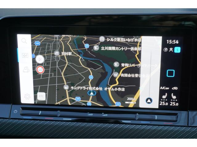 操作はスマホのように画面上を軽くタッチするだけ。タッチスクリーンに触れることなく操作も可能。モニターとメーターにおけるナビゲーションマップの同時表示が可能です。
