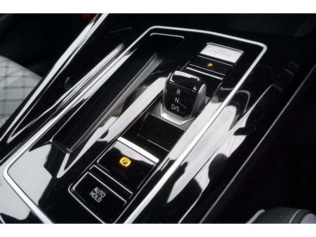 メーター類の革新と同時にシフトレバーも小型化し指先で快適に操作可能です。