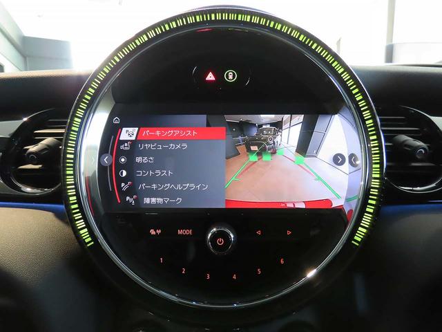 ＭＩＮＩ ジョンクーパーワークス　ジョンクーパーワークストリム　アップルカープレイインテグレーション＋ＥＴＣ２．０　パークセンサー付バックカメラ　デジタルメーター　電子サイドブレーキタイプＡＣＣ搭載　ヒータ付ダイナミカレザーコンビシート（6枚目）