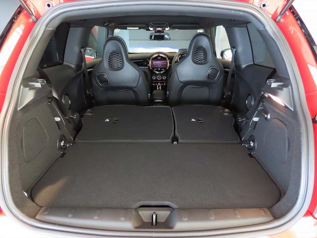 ＭＩＮＩ ジョンクーパーワークス　ジョンクーパーワークストリム　アップルカープレイインテグレーション＋ＥＴＣ２．０　パークセンサー付バックカメラ　デジタルメーター　電子サイドブレーキタイプＡＣＣ搭載　ヒータ付ダイナミカレザーコンビシート（13枚目）