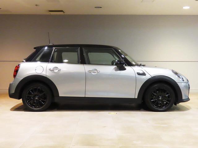 ＭＩＮＩ クーパーＤプレミアムプラスパッケージクラシックトリム　アップルカープレイインテグレーション・ＥＴＣ２．０　パークセンサー付バックカメラ　ドライビングモード　電子サイドブレーキタイプＡＣＣ搭載　ヒーター付レザレットコンビシート（18枚目）